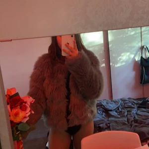 Pälsjacka  - Ganska tjock grå pälsjacka från hm! Passar perfekt till hösten elr vintern! Säljer pga att den aldrig används! Pris 100kr plus frakt