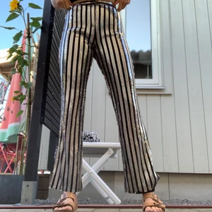 Kostymbyxor - Kostymbyxor med glitterplajetter randigt från nakd med deras collab med Emilie Brighton