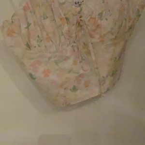 Topp nakd - Intresekoll på en perfekt topp till sommarn från Na-kd. Helt ny och endast testad säljer för att den inte riktigt är min stil. Skriv privat för fler bilder, frakt ingår ej <3