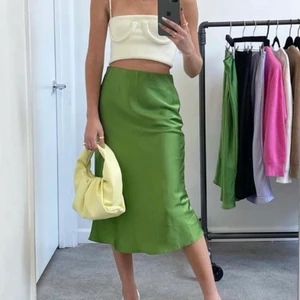 Söt kjol - vegansk!  - Använd endast en gång, väldigt skön material. Vegansk. NyPriset är 118$ men säljer för mindre. (Ej egen bild) 