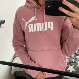 Puma hoodie  - Super snygg rosa Puma hoodie som passar en person med st S💞 I bra skick. 100 kr + 79 kr frakt. Säljer då den inte kommit till användning. Jag är ca 165 och brukar ha st xs/s. Om du vill ha fler bilder eller vill diskutera priset kom privat🥰