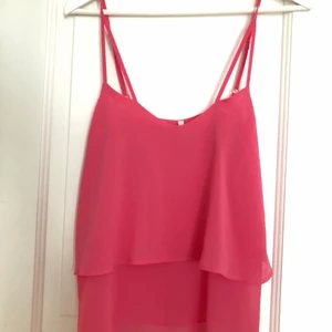 Rosa linne - Rosa linne med volang och justerbara armar. Storlek M