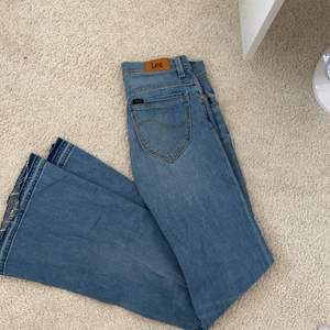 Lågmidjade utsvängda jeans