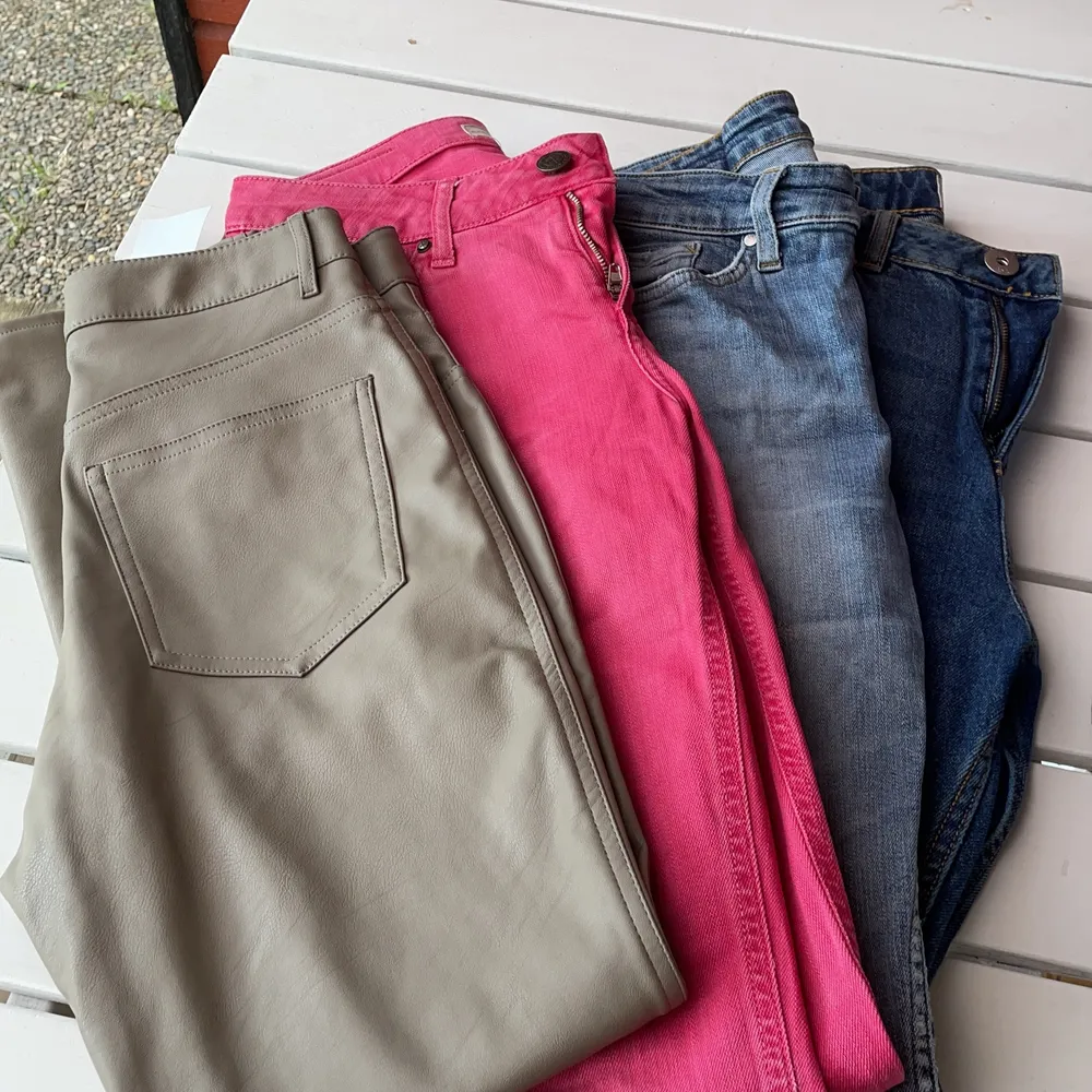 Lite snygga jeans och ett par beiga skinnbyxor! En för 60kr eller 3 (de som finns kvar) för 150kr⭐️ lite olika storlekar men alla passar typ 34-36⭐️ skinnbyxor är sålda! . Jeans & Byxor.