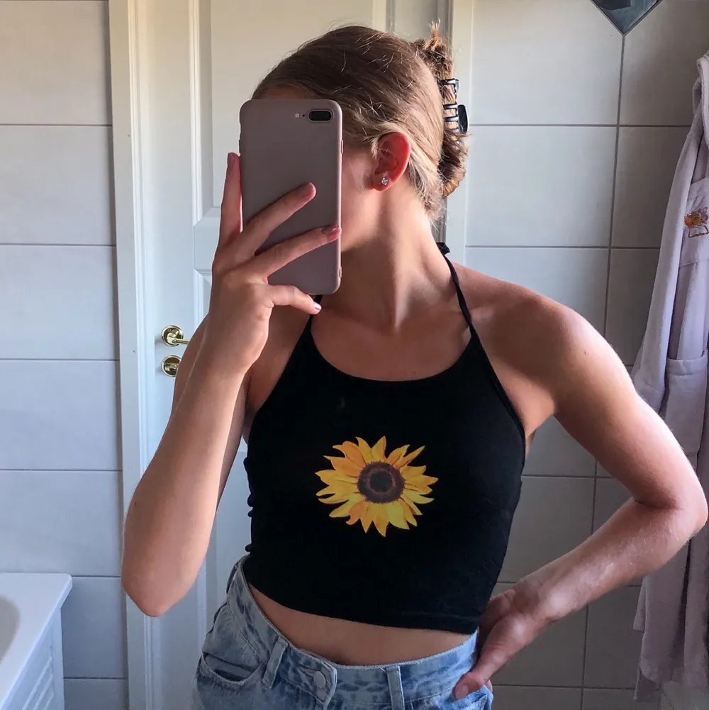 Säljer denna gulliga topp från Shein! Använd endast 1 gång och därför i mycket bra skick. Mjukt och skönt material. Perfekt till sommaren! 😉💛🌼. Toppar.