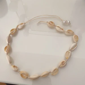 Snäckhalsband  - Ett oanvänt snäckhalsband i nyskick som jag säljer för att jag rensar ut smycken priset är prutbart