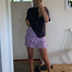 Volangkjol - Säljer min superfina lila volangkjol eftersom den blivit för liten för mig:( Supertrendig och passar till allt!!