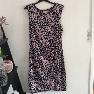 Skön och vacker klänning  - Det står L/XL i men jag har haft den som storlek M eller L. Supermycket stretch i så passar båda. Skönt material som int evlir skrynkligt. 