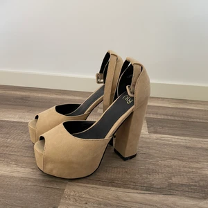 Skor - Beige klackar från Nelly i storlek 38. Pris: 100kr. Kan mötas upp i Halmstad eller Kalmar. Köparen står för frakt.