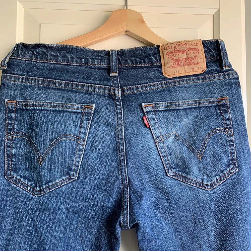 Vintage Levis jeans. Storlek 32/32 men dock mer som 27-26/32. Inga defekter och fler bilder finns! . Jeans & Byxor.