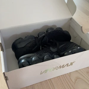 Vapor Max - Säljer dessa skor som är jättesköna och snygga i nyskick, använd ca 5 gånger och det syns inte på dem. Jättefina precis som nya. Nypris 2000kr, säljer för 1250 kr. Storlek 40. 