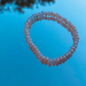 Hemmagjorda pärlarmband! - Hemmagjort armband i färgerna vitt o gräddvitt. Skriv gärna privat till mig om ni har några frågor så svarar jag😁