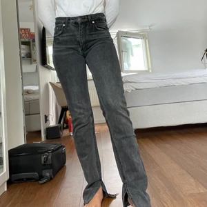 Zara jeans - Zarajeans i storlek 32. Jag bär oftast storlek 34 / 36 eller midjestorlek 24 / 25. Jeansen är alltså relativt stora i storleken då jag nästan aldrig köper storlek 32. Jeansen är i bra skick och inte använda mycket. 