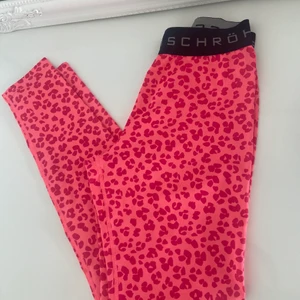 Röhnisch träningstajts - Riktigt fina rosa leopard träningstajts. Fint skick. Använd ett fåtal ggr. Finns i Göteborg men kan även fraktas✨