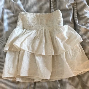 Vit volangkjol - Fin kjol som inte kommer till användning då jag råkade köpa två