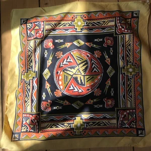 scarf🚗🚗 - scarf/bandana i fint mönster! Väldigt bra skick. Kan knytas som ett hårband, runt halsen mm. Kan skicka bler bilder eller mått på begäran. Kolla gärna in mina andra annonser, samfraktar gärna! 🐅