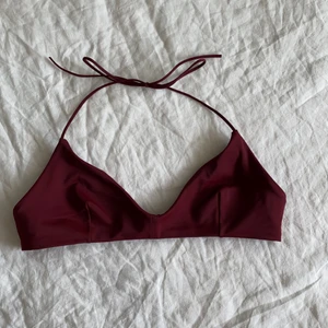 Vinröd bikinitopp - En vinröd bikiniöverdel från Weekday. Använt endast en gång pga för liten för mig. Men jättesnygg och sitter fint.