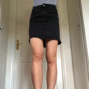 Jeanskjol  - Svart jeanskjol från Gina Tricot i storlek S/36. Knappt använd så i gott skick. 