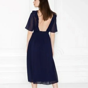 & Other Stories klänning - Super fin mörkblå klänning från & Other Stories med öppen rygg! Använd någon enstaka gång. Kommer inte ihåg Originalpris men den är nästan i nyskick så sätter priset på 399kr. 