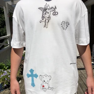 Designade kläder🤩 - DETTA PLAGG ÄR INTE TILL SALU!!❤️❤️ jag gör designade plagg på beställning!! Skicka bild eller säg hur du vill ha målat så fixar jag. Jag köper in plagg med du kan även skicka ett plagg som du har hemma:) målar skor, tröjor, jackor, jeans, kepsar mm. Tveka inte att skriva till mig ifall du har nån fråga. FÖLJ MIN IG FÖR MER BILDER @paintedbyaliciaa🤩🤪🥵