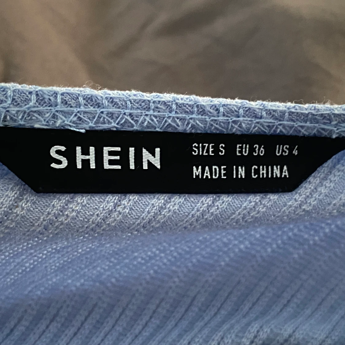 Ljusblå one shoulder topp  - 91