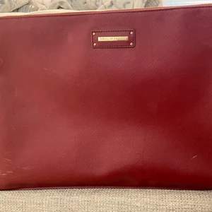 Datafodral - Jättefin ideal of Sweden datafodral i den största modellen. Som ni ser är den lite sliten så därför tänker jag att du som vill ha den får komma med ett eget bud❤️❤️❤️