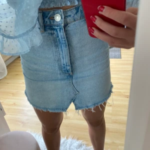 Jeanskjol från Zara - Kort och snygg kjol från zara!!