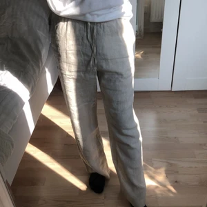 Linnebyxor 🤍 - Säljer dessa nya linnebyxor som är helt slutsålda! Oanvända med lappen kvar! Sitter superfint på & skönt linnetyg, säljs för samma pris som på hemsidan + 48kr frakt 🤍