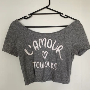 Crop Top från H&M i storlek M - Söt crop top från H&M i storlek M. Passar även S skulle jag säga. Kontakta mig för mer info ❤️‍🔥