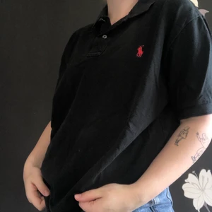 Polo Ralph lauren pike - Svart Ralph lauren polo pike, lite bleknad då den är använd flertal gånger men ändå fin