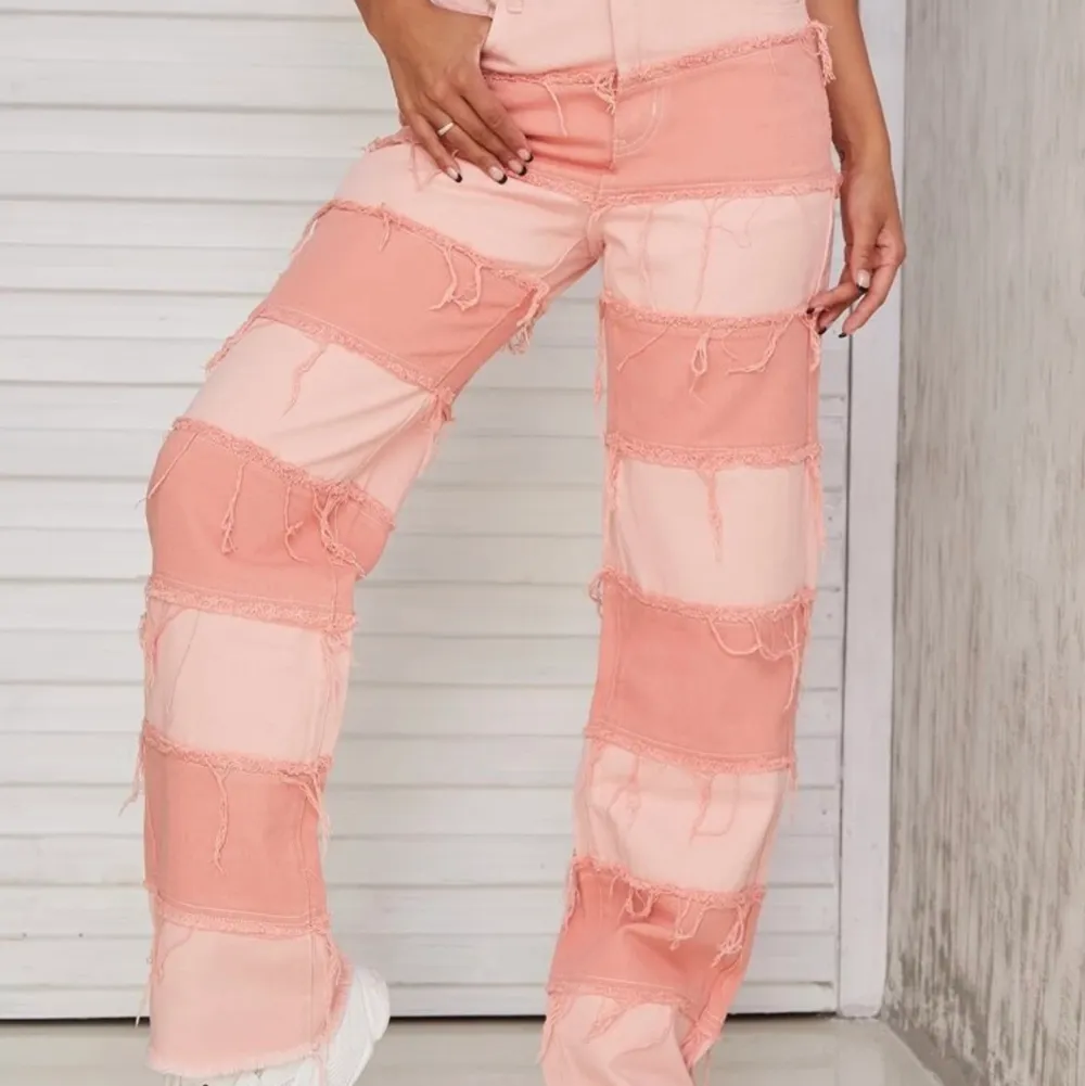 jeans med två olika nyanser av rosa. Aldrig använda endast provade! Storlek L men tror att de passar bättre på en M/S. Jeans & Byxor.