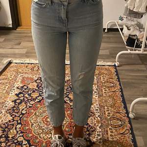 Snygga ljusblåa jeans från miss selfridge som knappt är använda. Är 165 och de passar precis som på bilden 🤎