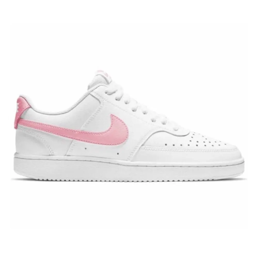 Nike air force 1 sneakers med rosa Nike märken, skicket är bra och dom är inte Creaseade, första och sista bilden är min egen och andra bilden är skorna fast en annan nyans av rosa bara. Kengät.