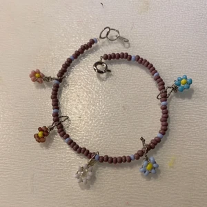 Armband med blommor - Sommrigt pärlarmband med massa olika blommor i olika färger🌸🌼🌻