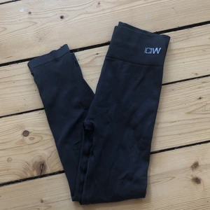 ICIW träningstights - Gråa träningstights från ICIW, i storlek S. Jag köpte de begagnade men har aldrig fått användning av dem eftersom de sitter lite för tight. Säljes för 250 inkl frakten!🌸