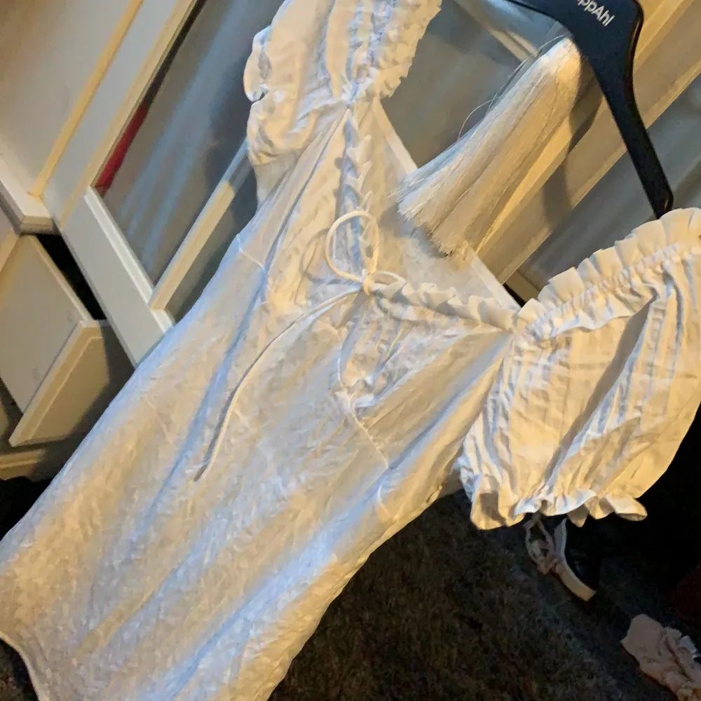 Super snygg vit klänning som tyvärr är för liten för mig så det är jätte tråkigt men orkar inte skicka tillbaka den. Klänningar.