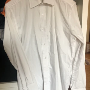 Vit stilren skjorta - Supersnygg vit uppklädd skjorta från Riley. En lite hårdare krage med mjuk bomullstyg i herrmodell. Passar mig som bär storlek M