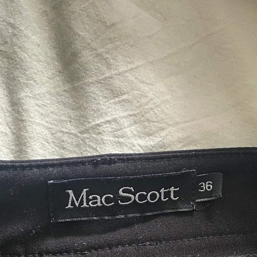 säljer mina perfekta raka kostymbyxor från mac scott, stl 36 men passar också en 34, långa i benen på mig som är runt 1.63!! nyskick. Jeans & Byxor.