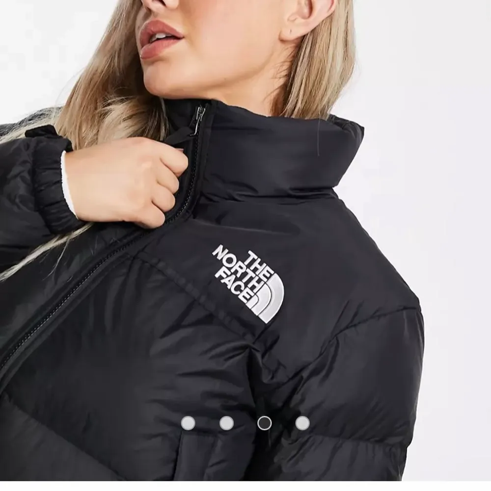 The north face nuptse jacka i svart! Använd 2-3 ggr, ser ut som ny! Storlek xs, passar S också! Nypris 2 300, säljer för 1800. Jackor.