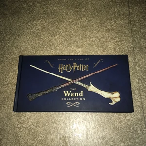 Harry Potter The Wand Collection Bok - Harry Potter The Wand Collection i superfint skick! En jätte fin bok med vackra bilder🥰 lite svårt att få med sidorna på sista bilden då boken är väldigt bred.