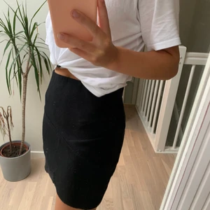 Kjol - Fin svart kjol. Frakt tillkommer 66 kr.