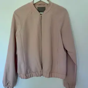 Sommarjacka i rosa/beige färg från Vero Moda. Storlek M. Stängs med en silvrig dragkedja fram. Har två rymliga fickor på sidorna och resor nedtill. Använd några fåtal gånger, så i mkt fint skick. Skriv gärna vid frågor. :)