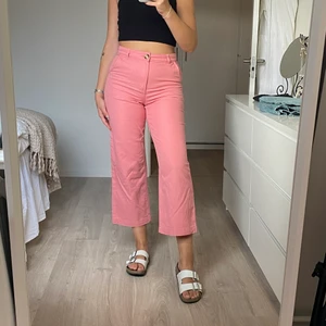 Monki jeans - Säljer mina fina, fina rosa jeans från Monki! Tycker om dem så mycket men kommer tyvärr aldrig till användning. Jag är 167cm lång och ni ser på bilderna hur de sitter på mig. Köparen står för frakt ♥️