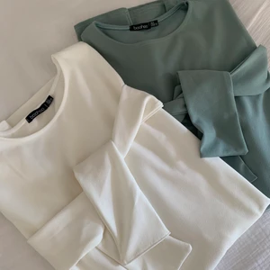 Knälånga klänningar - Två superfina klänningar från Boohoo i strl 36. Klänningarna är knälånga och har fickor. Man kan köpa dem tillsammans eller var för sig. En för 150 kr eller båda för 200 kr. Köparen står för frakt men jag kan mötas upp i Göteborg ✨