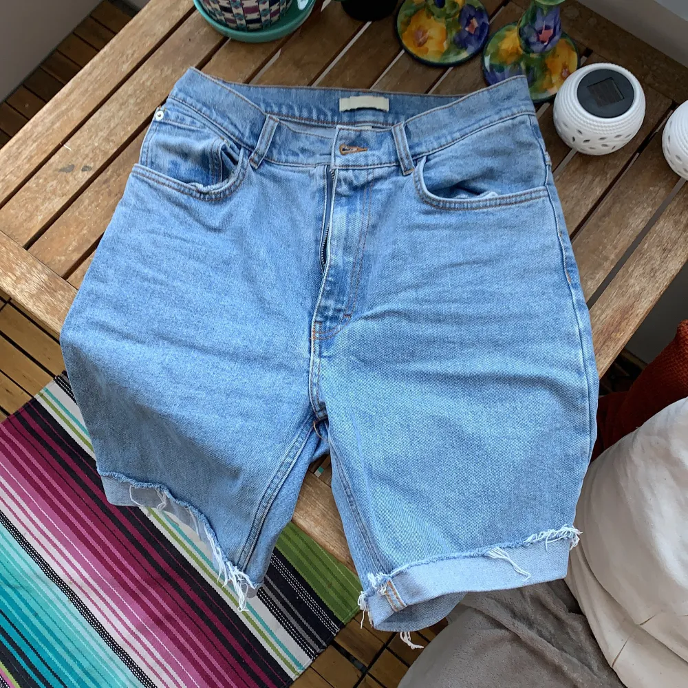 jeansshorts i längre modell. möts upp i stockholm eller skickas!. Shorts.