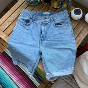 jeansshorts - jeansshorts i längre modell. möts upp i stockholm eller skickas!