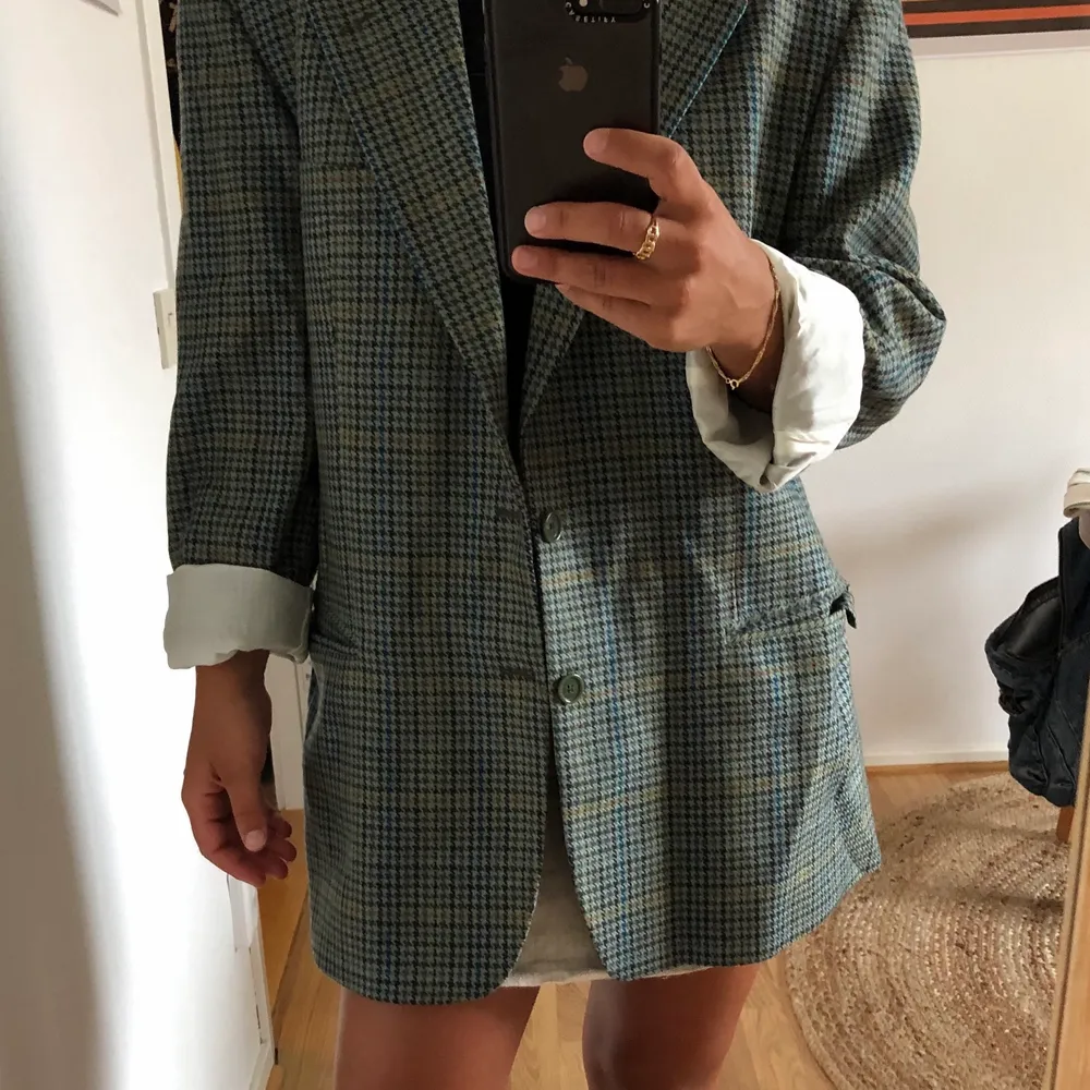 En oversized yllekavaj. Går i färgerna grönt/blått/beige. Supersnygg men säljer då den sitter för stort på mig. Hittar ingen storlek men skulle tippa på storlek L. Ärmarna går att kavla ner. Köpt second hand men är i fint skick!. Kostymer.