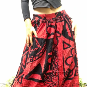 Cool kjol - Cool vintage långkjol som kan bäras både lowaisted och highwaisted. Frakt tillkommer, DMa om du har frågor 🥰🥰♥️