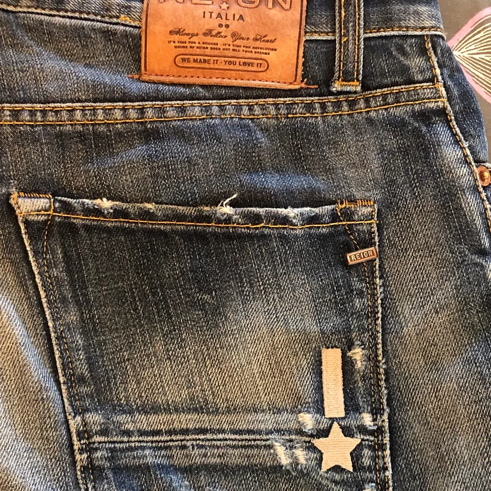 Jag säljer mina jättefina reign jeans för att de är lite för stora för mig. Dom har en cool detalj på höger bakficka och är lågmidjade. Pris går att diskutera!. Jeans & Byxor.