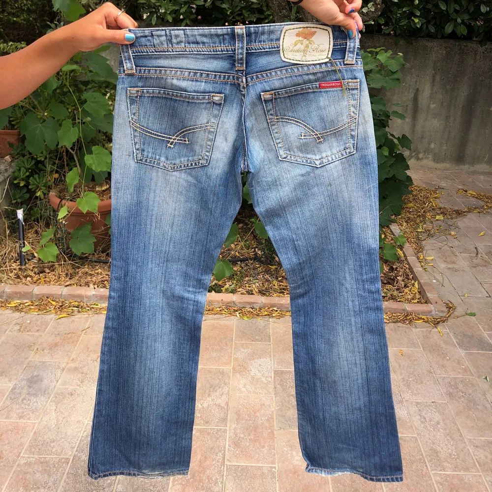 Ljus-washade bootcut jeans från Indianrose i storlek 24w. Jeansen är tyvärr för små för mig därav säljer jag de. Skulle säga att det passar någon kortare än 170 cm då jag uppskattar längden till 30/32L och någon med XS eller 24/25w . Jeans & Byxor.